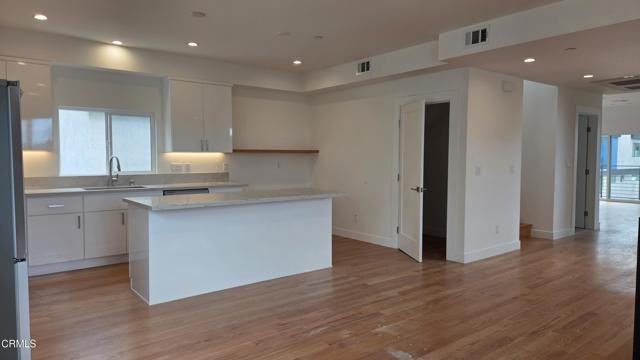 915 N Ridgewood Pl - Photo 6 of 8