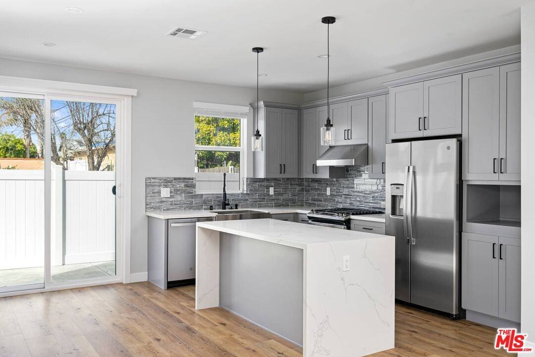 3113 Hollydale Dr - Photo 4 of 8
