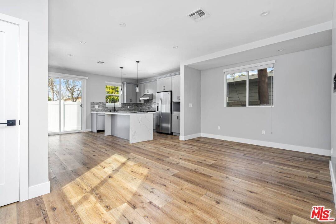 3113 Hollydale Dr - Photo 6 of 8