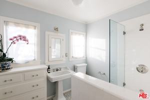featured image of 1935 N Catalina St
