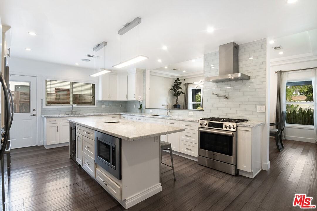 616 N Formosa Ave - Photo 3 of 8