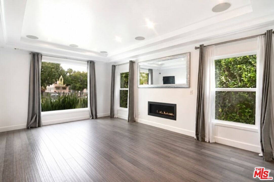 616 N Formosa Ave - Photo 7 of 8
