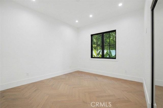 4539 Longridge Ave - Photo 3 of 8