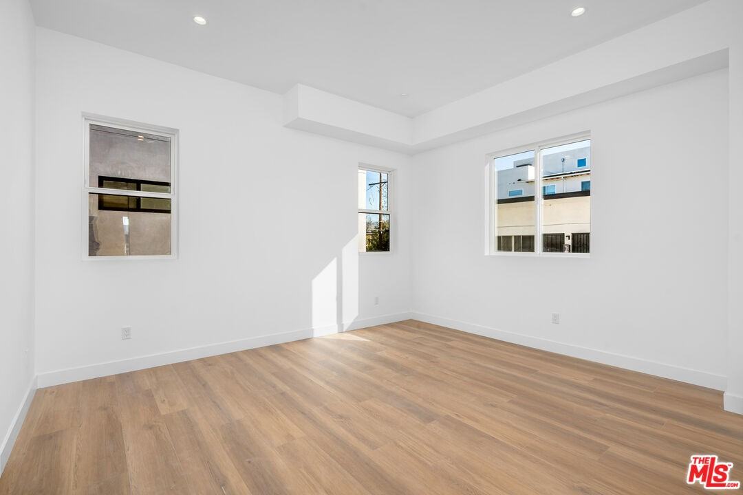 10823 Morrison St - Photo 4 of 8