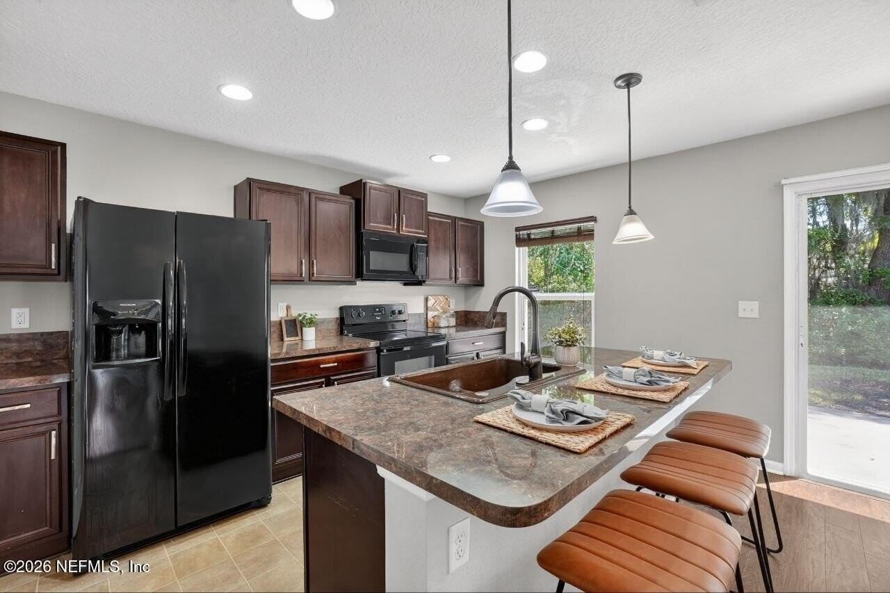 12190 Alexandra Dr - Photo 4 of 16