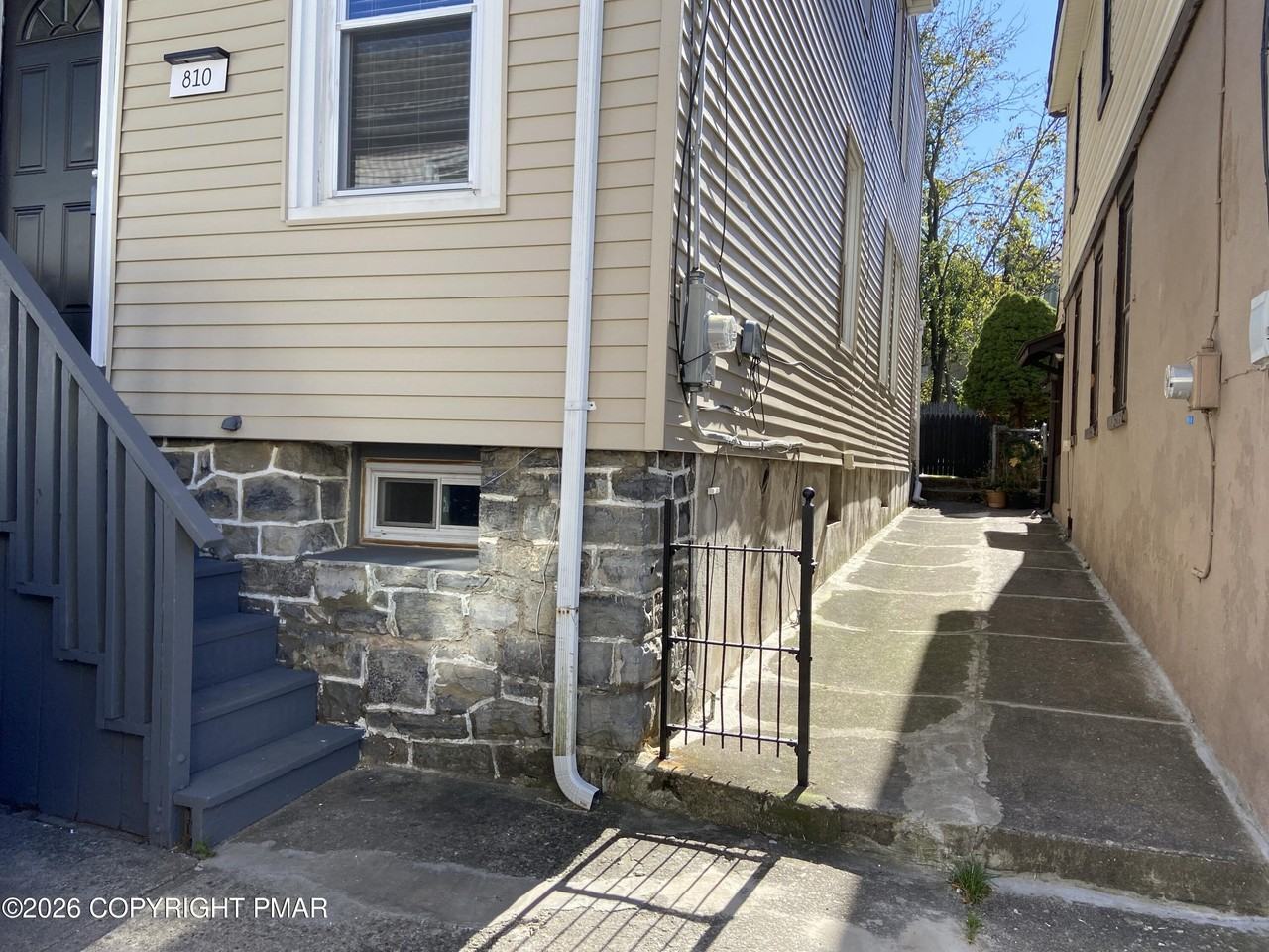 810 Pine St - Photo 4 of 33