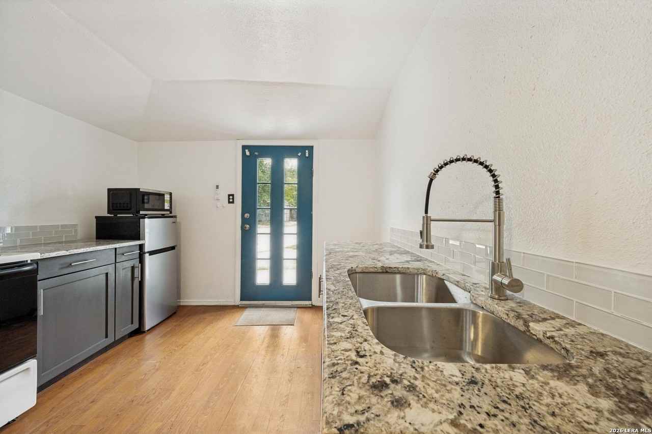123 Rodena St - Photo 3 of 12