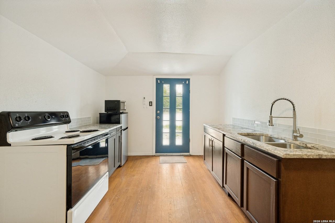 123 Rodena St - Photo 4 of 12