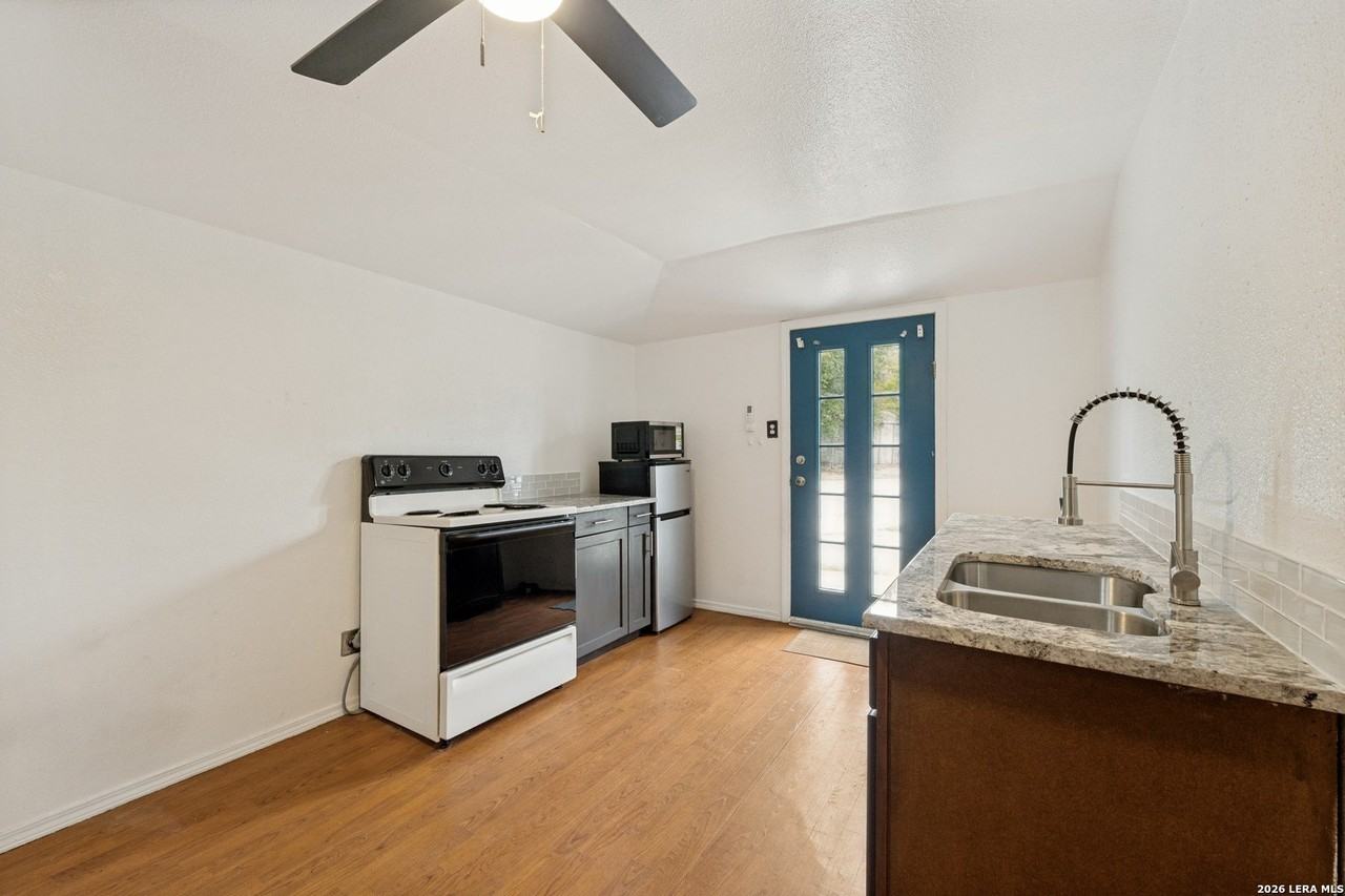 123 Rodena St - Photo 5 of 12