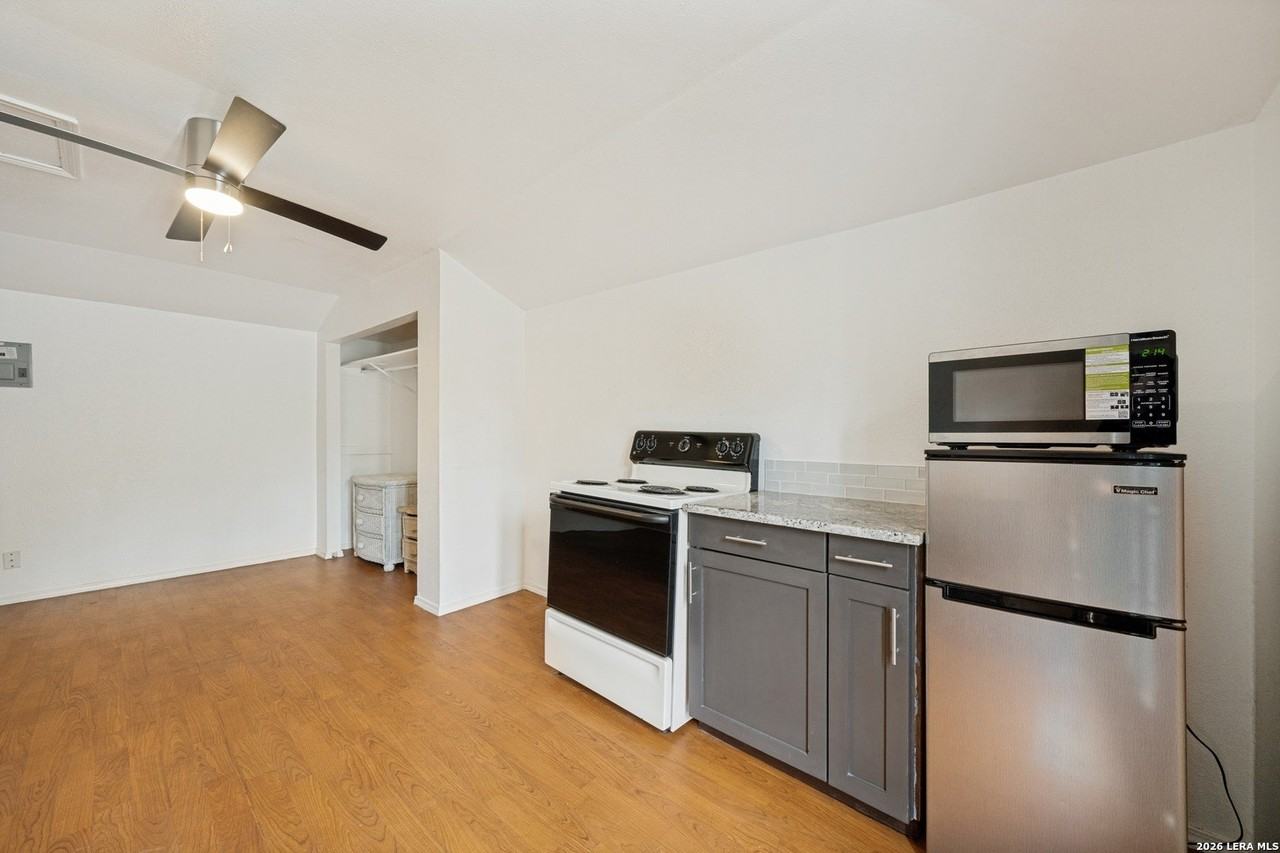123 Rodena St - Photo 6 of 12