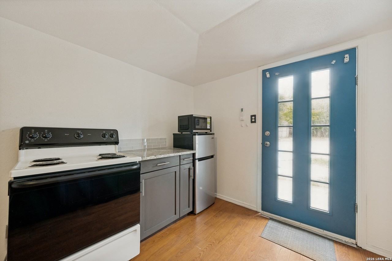 123 Rodena St - Photo 7 of 12