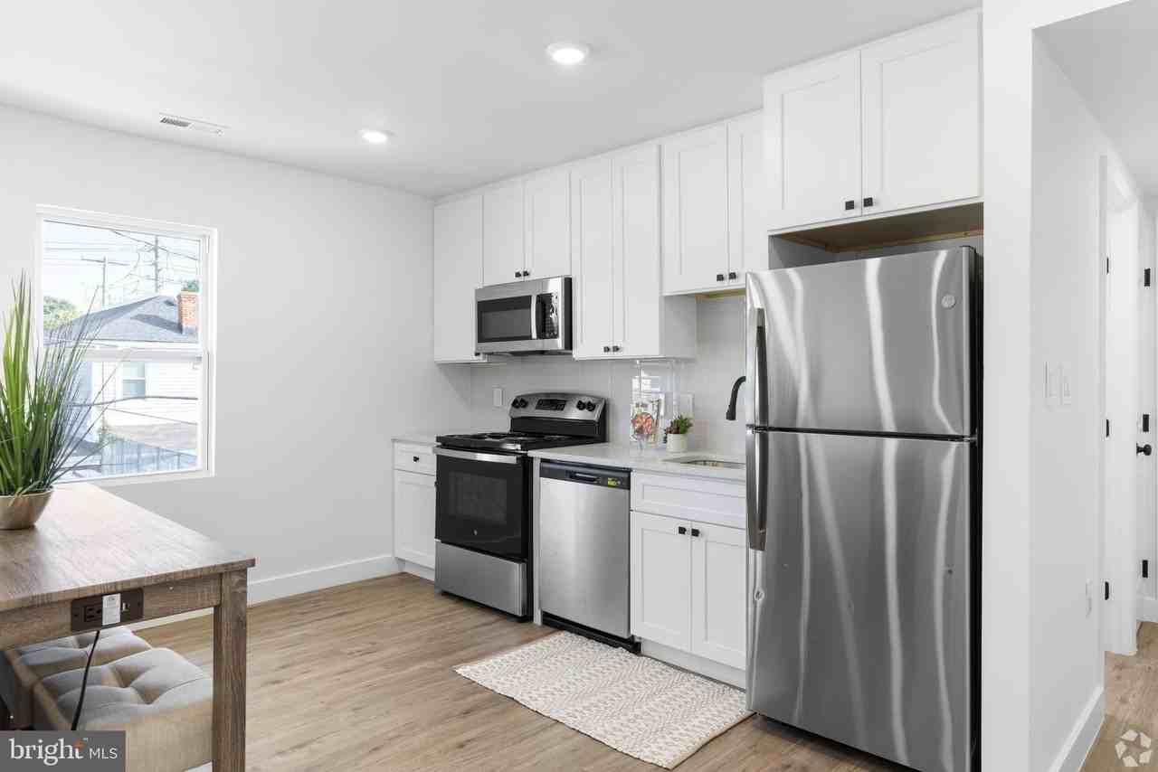 324 61st St Ne #7 - Photo 2 of 5