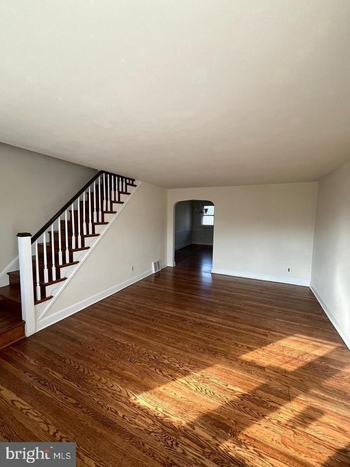 2227 Dermond Ave - Photo 5 of 15