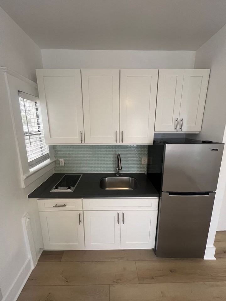 906 Pacific Ave - Photo 2 of 9