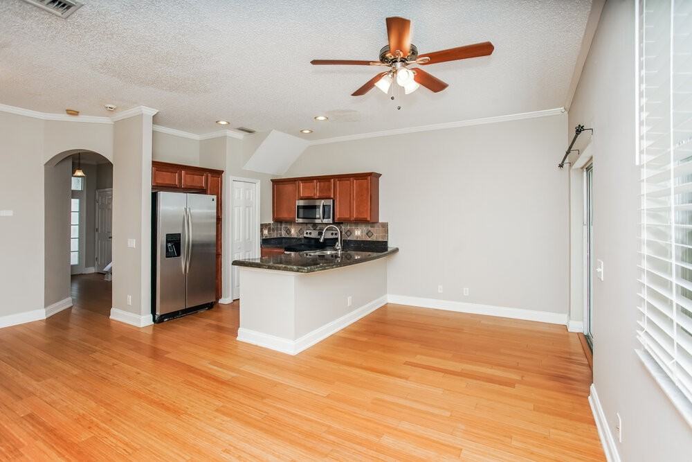 740 Vallance Way Ne - Photo 5 of 17