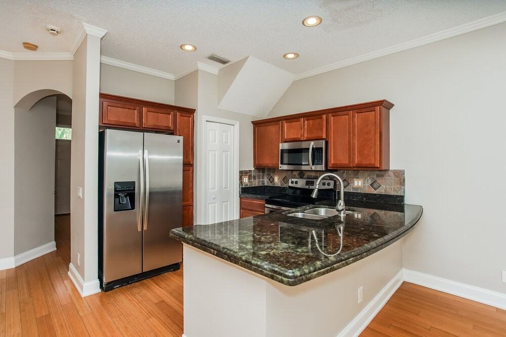 740 Vallance Way Ne - Photo 6 of 17
