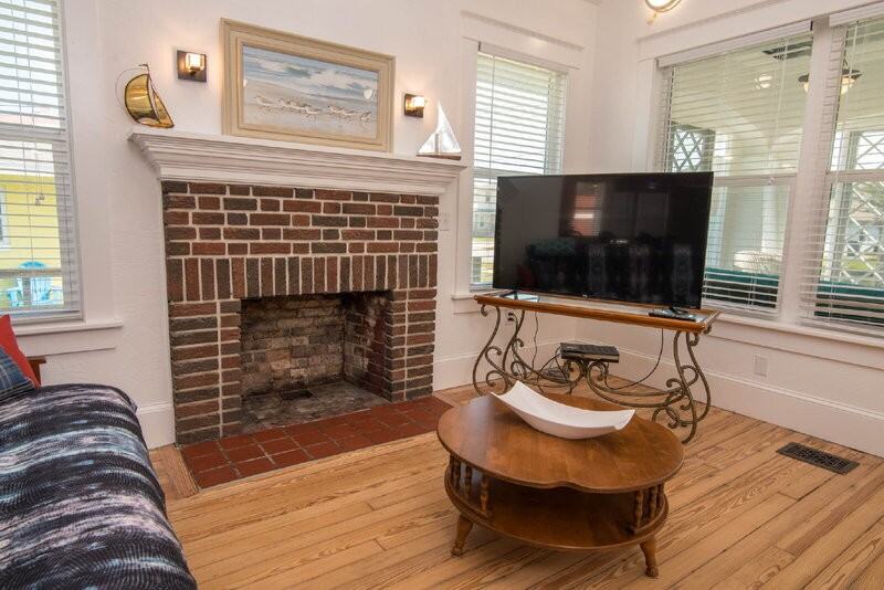 609 Lenox Ave - Photo 5 of 18