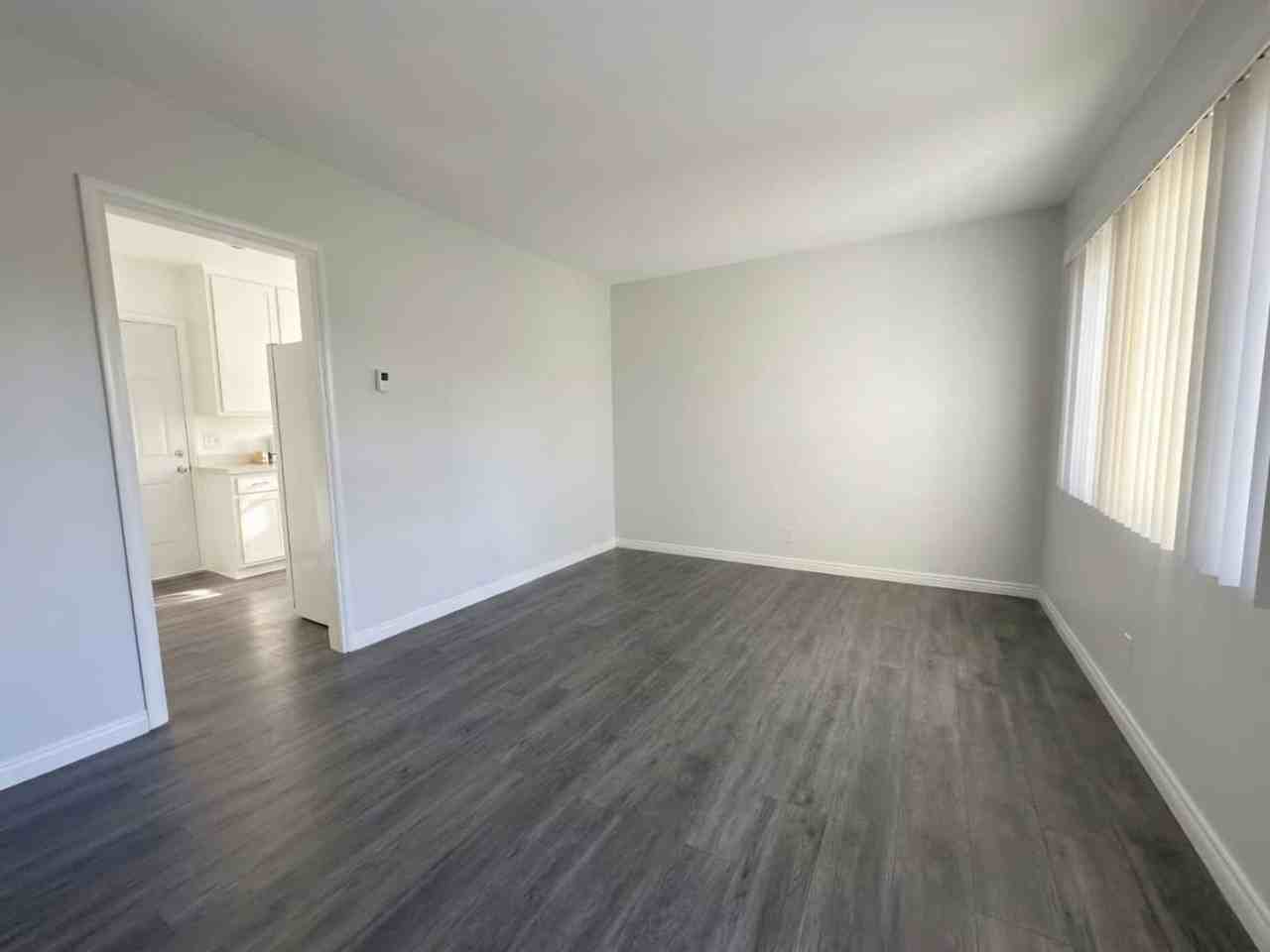 1124-1128 W. 110th - Photo 4 of 20