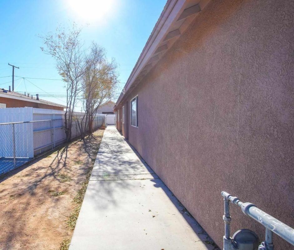 16475 Vine St - Photo 5 of 32