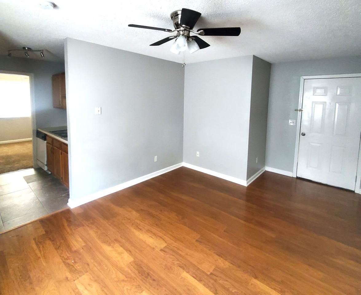 1542 Diuguid Dr Apt C - Photo 3 of 6