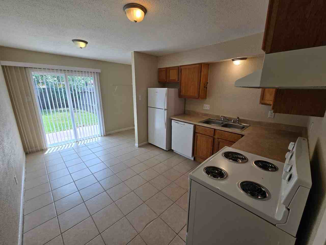 1206 Georgia St - Photo 5 of 15