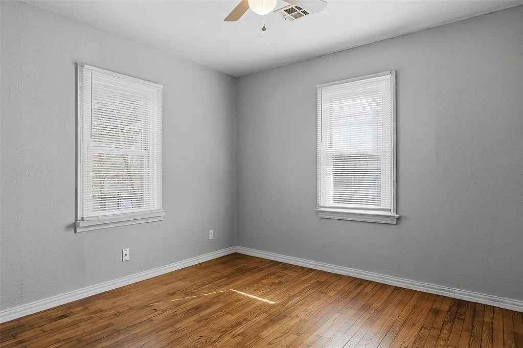 2108 Miramar Blvd - Photo 4 of 15