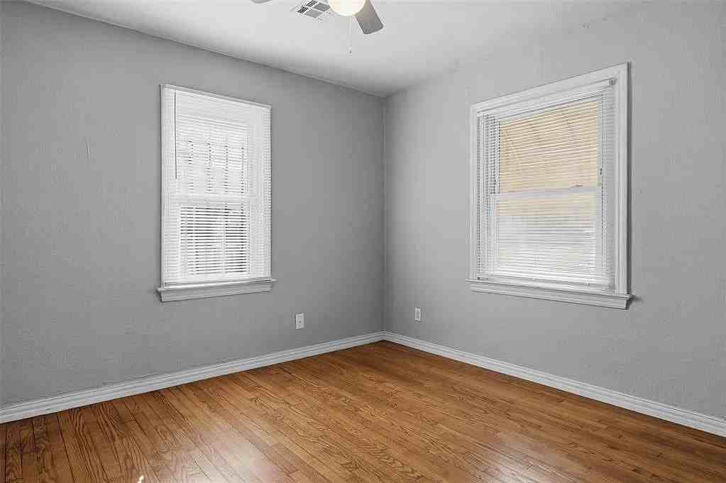 2108 Miramar Blvd - Photo 5 of 15