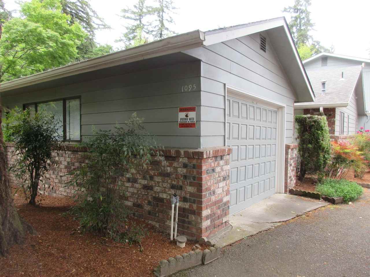 1095 Waller St Se - Photo 3 of 24