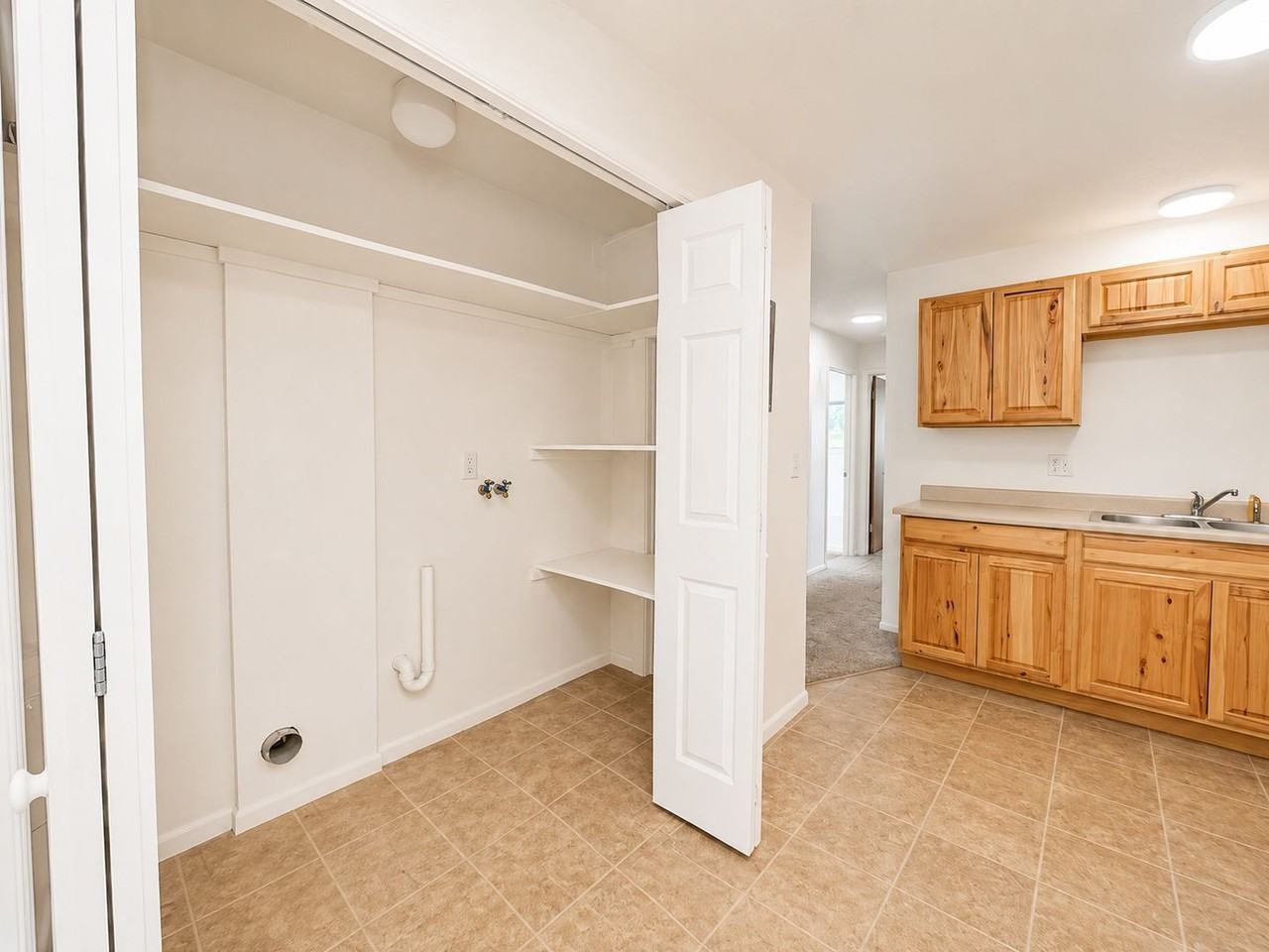 411 N 16th Ave #D - Photo 6 of 16