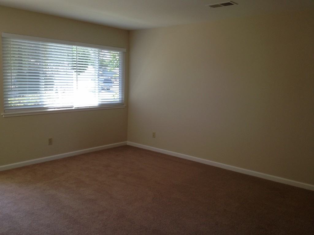 696 Moraga Dr - Photo 5 of 11