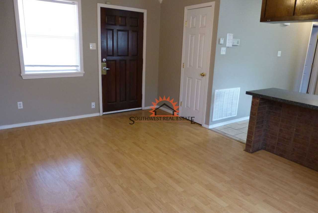 504 N Reid St - Photo 3 of 15