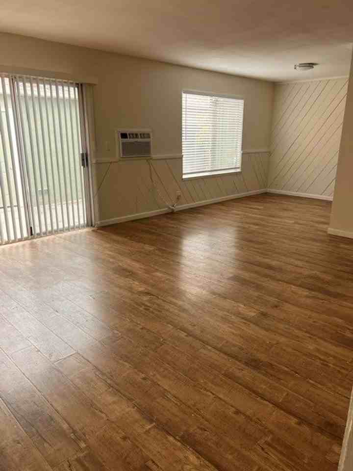 2042 Voss Park Ln - Photo 3 of 9