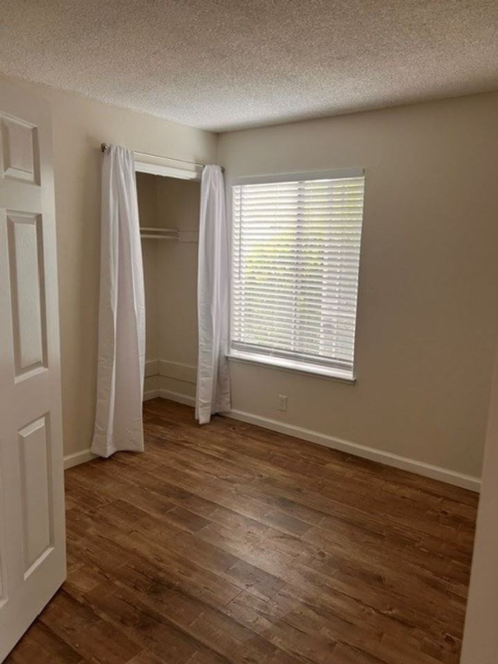 2042 Voss Park Ln - Photo 4 of 9