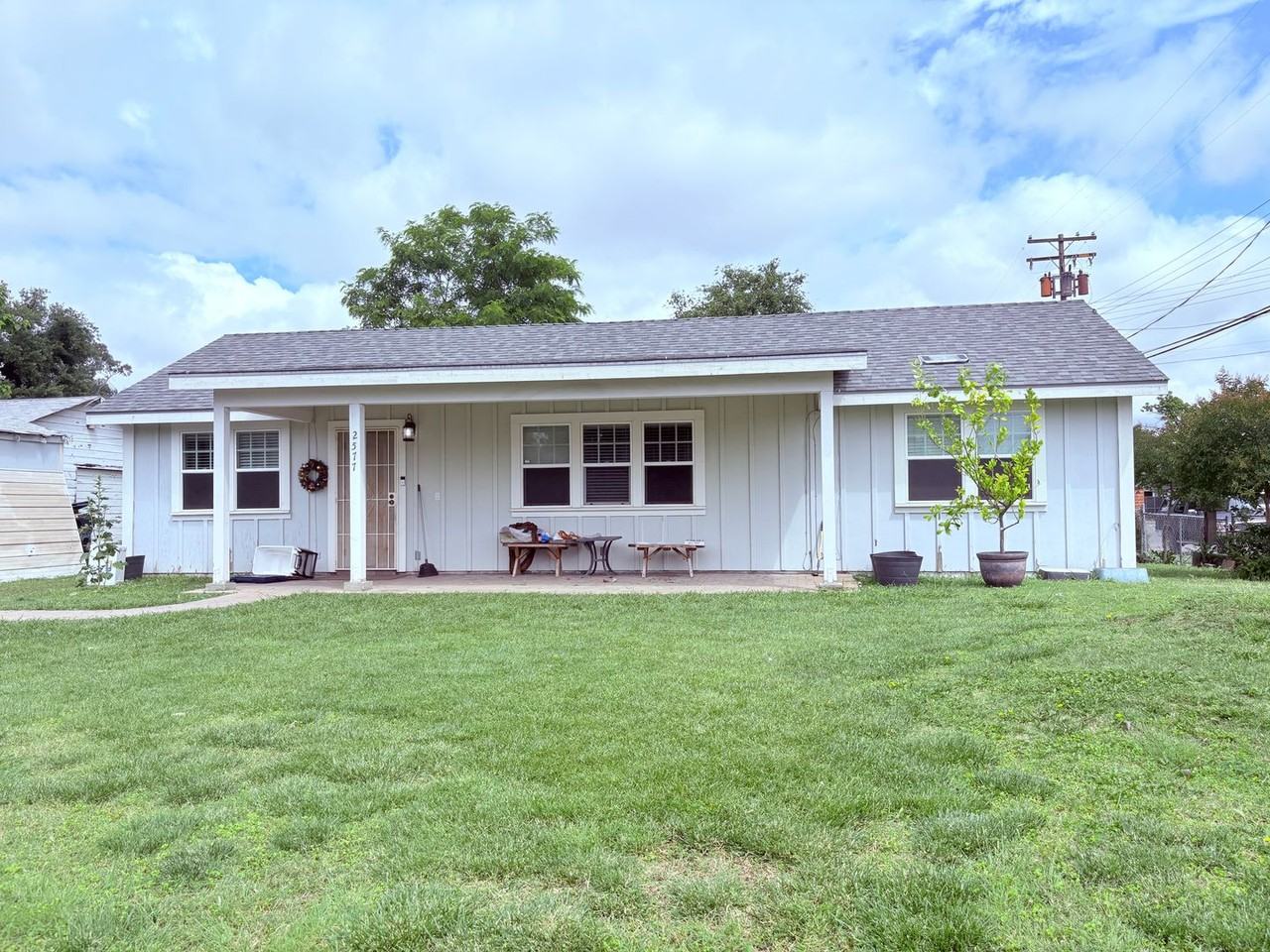 2577 Beaumont St - Photo 2 of 7