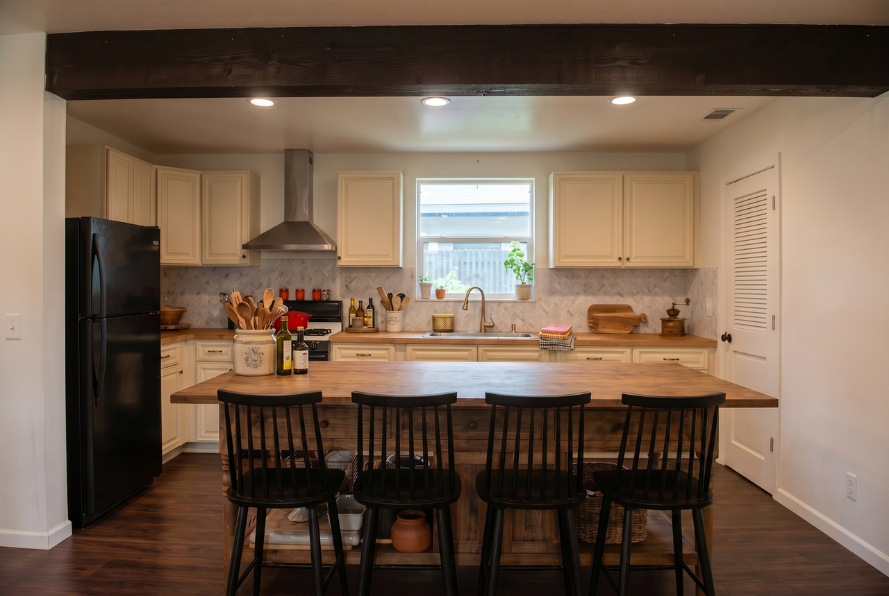 2577 Beaumont St - Photo 3 of 7