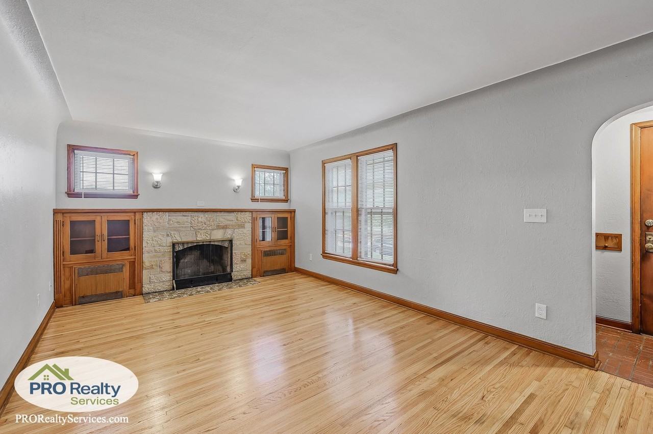 438 Johnson Pkwy - Photo 2 of 31