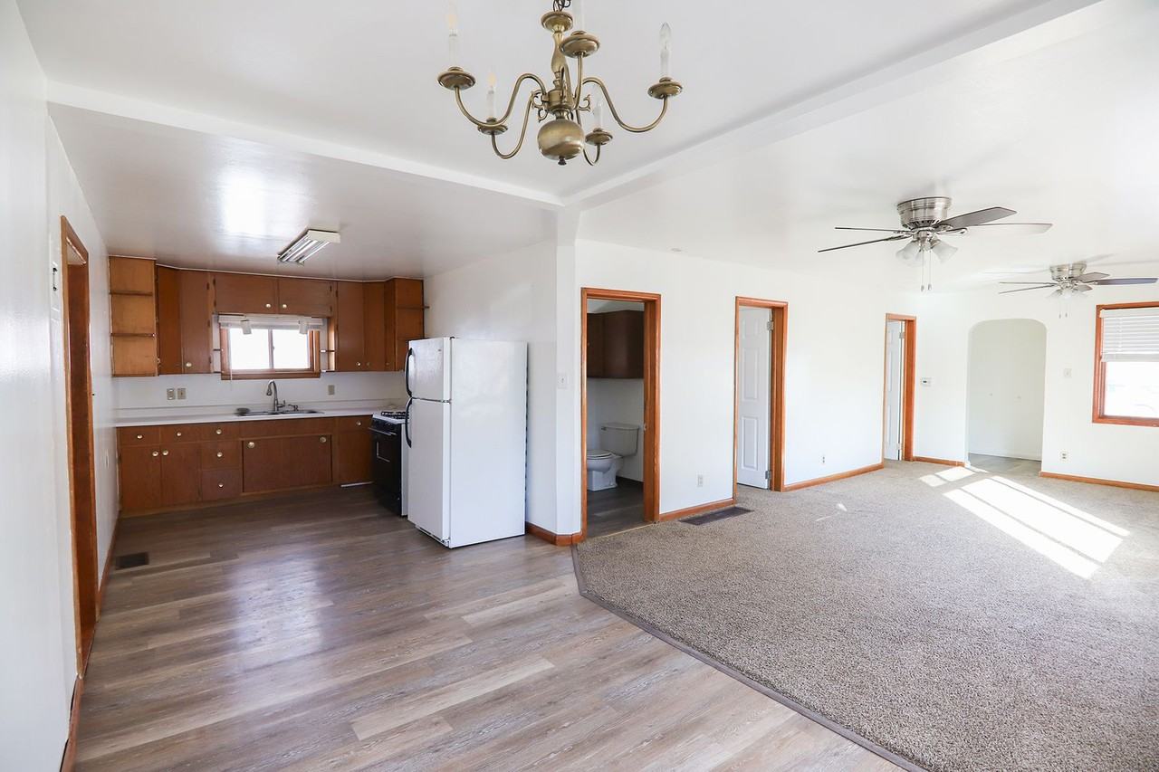 458 Park St - Photo 4 of 16