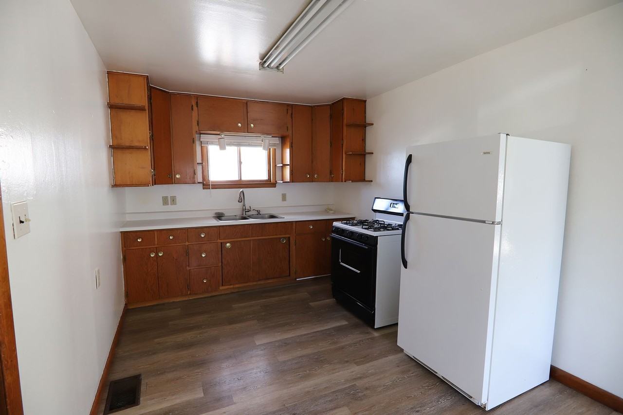 458 Park St - Photo 5 of 16