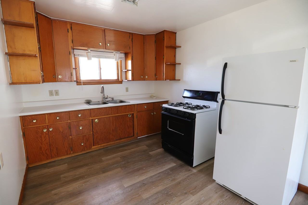 458 Park St - Photo 7 of 16