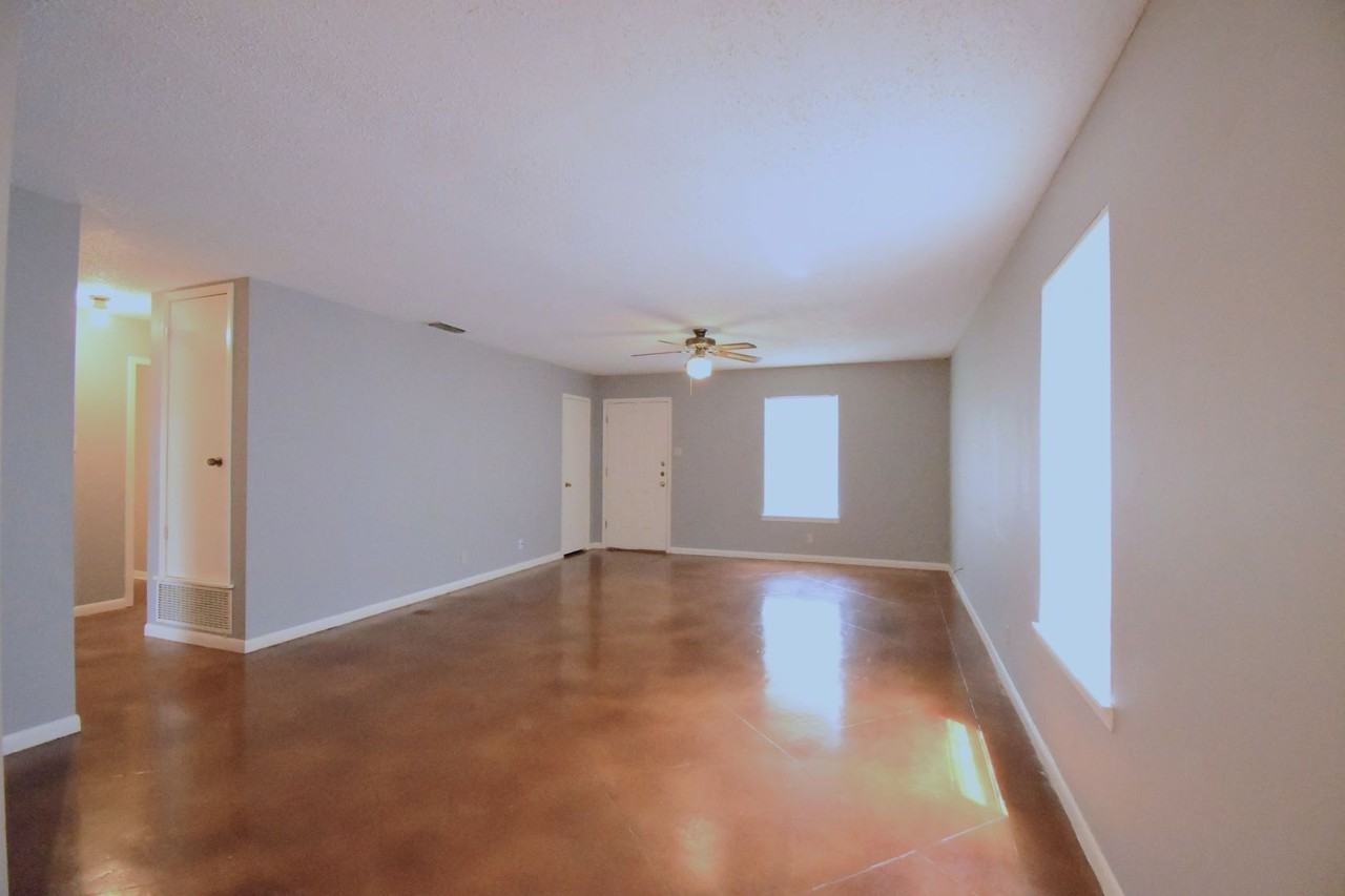 806 Fleetwood St - Photo 3 of 23