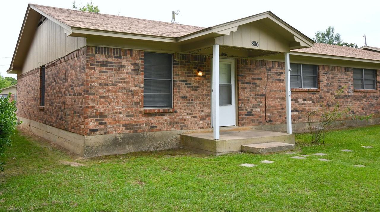 806 Fleetwood St - Photo 7 of 23