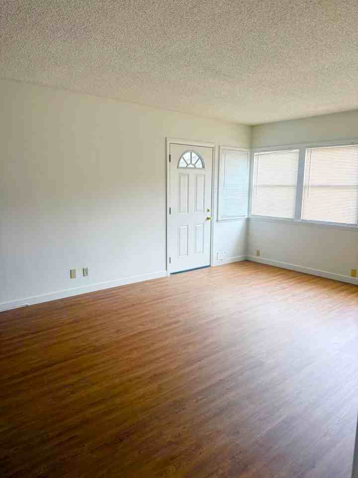 2413 W Carson St - Photo 2 of 8