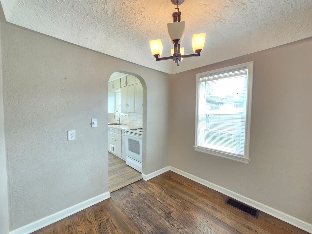 11319 E 4th Ave - Photo 5 of 22
