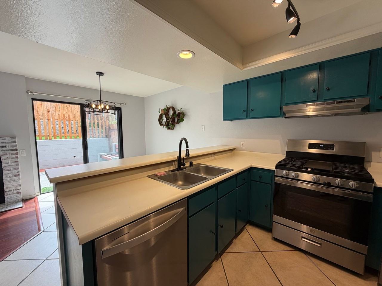 3611 Constellation Rd - Photo 7 of 22