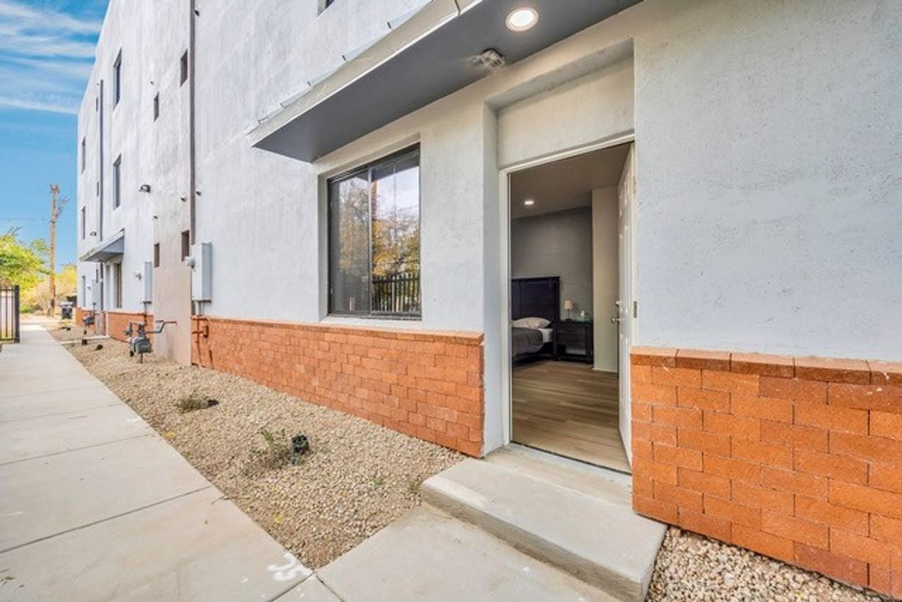 834 S Farmer Ave - Photo 3 of 26
