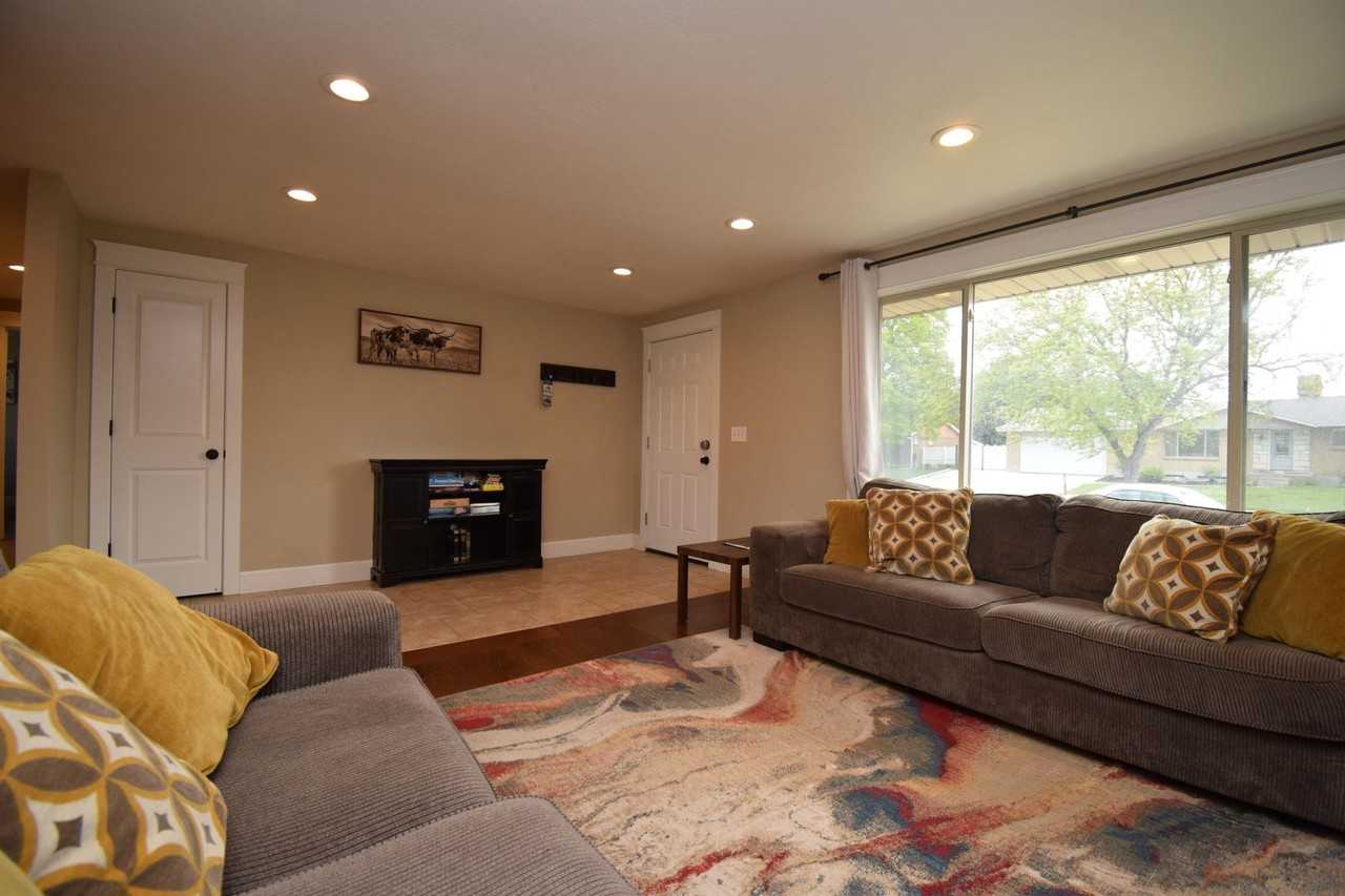 3638 W Jasmine St - Photo 6 of 41