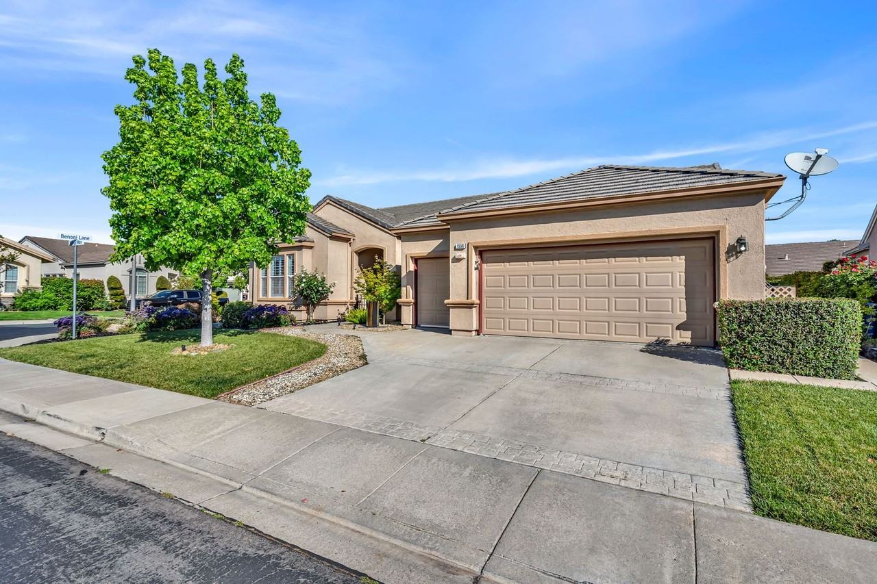 1550 Margil Way - Photo 3 of 50