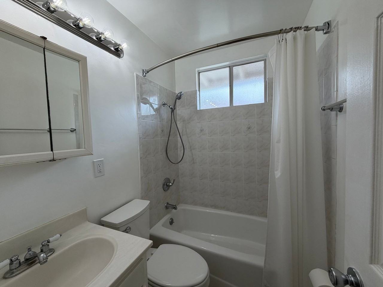 1212 Maplegrove St - Photo 4 of 18