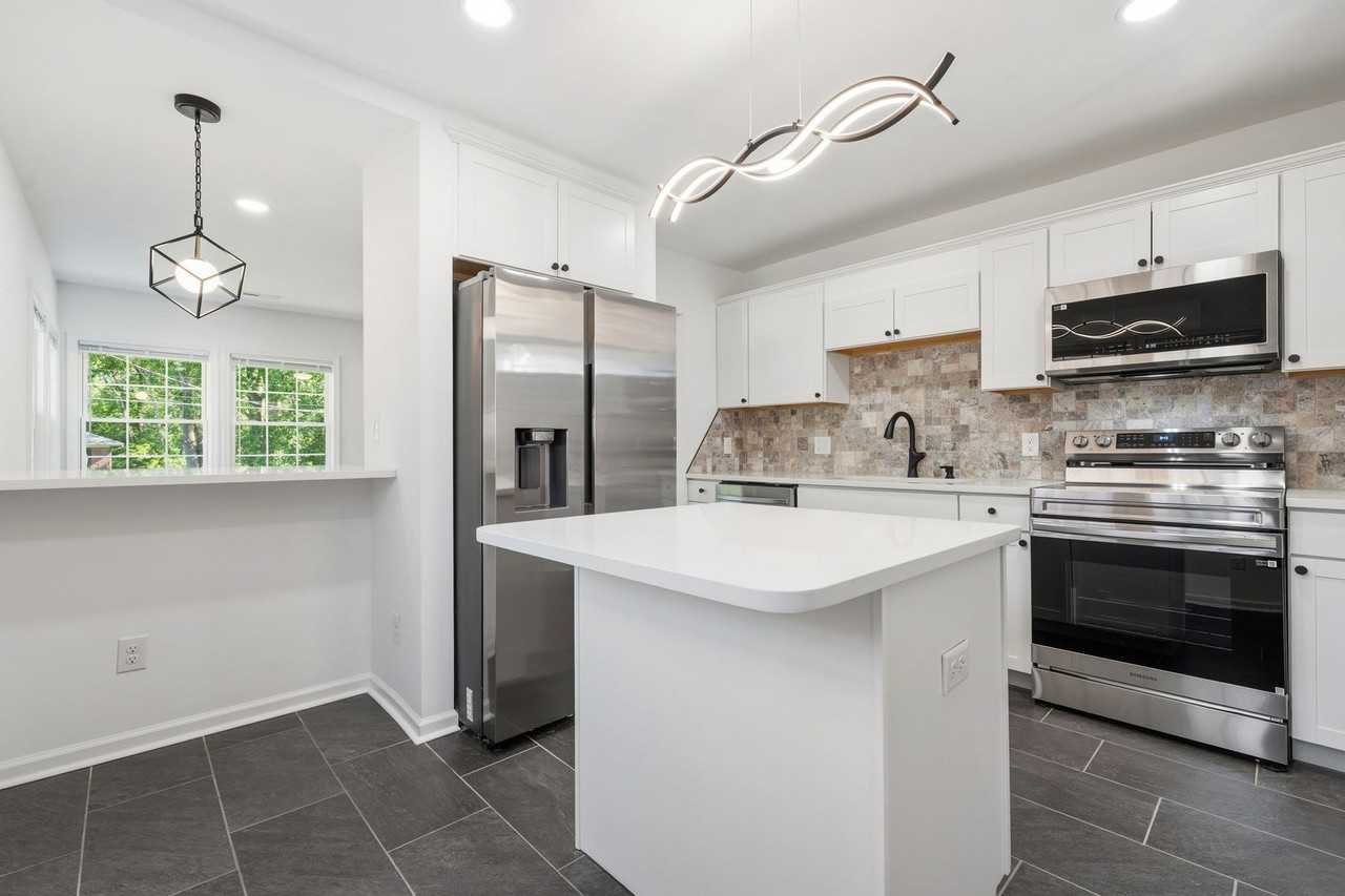 809 Leon St - Photo 5 of 16