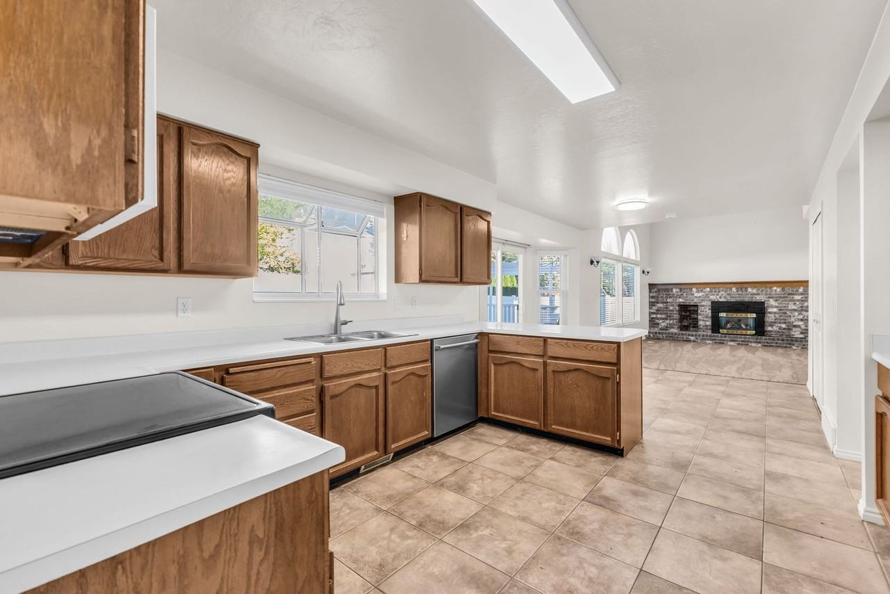 10033 S Morgan Grove Way - Photo 6 of 47